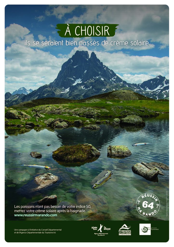 affiche A4 Réussir ma Rando 64, on y voit des poissons morts dans un lac de montagne à cause de la crème solaire utilisée par des gens qui se sont baignés. or, il est interdit de se baigner dans les lacs de montagne