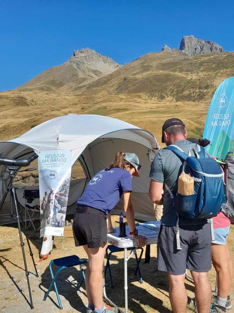 des accompagnateurs de montagne dans le 64 conseillent les visiteurs et randonneurs du jour pour les sensibiliser aux bons gestes et protéger la montagne, respecter l'environnement et les zones pastorales