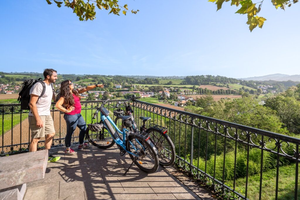 mobilité douce : un couple se promène à vélo à Cambo les Bains, au Pays basque.
©ivanrodeorodriguez-2023