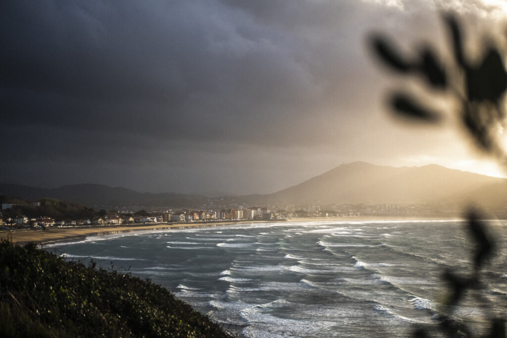 vue sur toute la baie d'hendaye au pays basque, avec un sublime coucher de soleil malgré un ciel menaçant