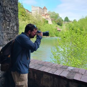 un journaliste prend une photo à sauveterre-de-béarn lors d'un voyage de presse organisé par l'ADT64, agence départementale du tourisme 64 béarn pays basque