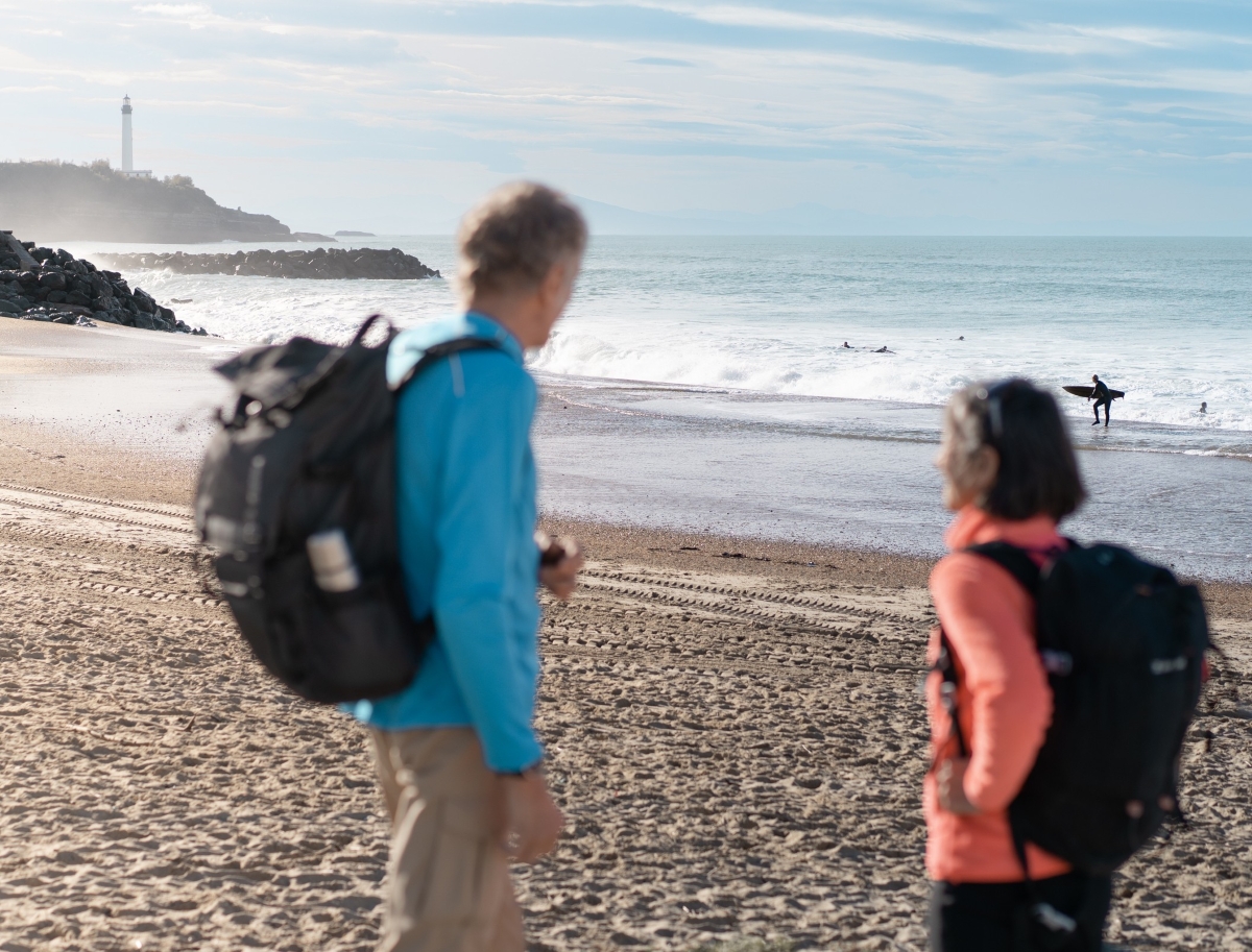 2 séniors regardent la mer depuis la grande plage de biarritz, au pays basque